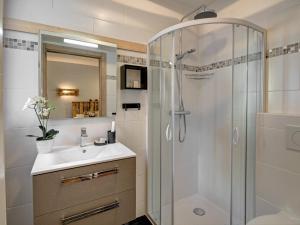 uma casa de banho com um chuveiro e um lavatório. em Appartement Morzine, 5 pièces, 8 personnes - FR-1-627-22 em Morzine