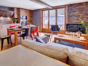 a living room with a couch and a table at Appartement Morzine, 3 pièces, 6 personnes - FR-1-627-34 in Morzine