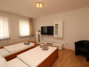 Habitación con 2 camas y TV de pantalla plana. en Central apartment near the trade fair en Essen