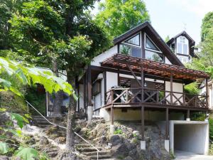 una casa su una collina con degli alberi di fronte di Kurokawa Mori No Kiki a Minamioguni