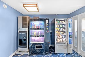 uma máquina de refrigerante num quarto com um frigorífico em Cozy Apt in Pacific Monarch - 1 Block to Beach! em Honolulu