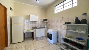Η κουζίνα ή μικρή κουζίνα στο Ap com terraço, 2 quartos, wi-fi, próximo ao centro da cidade +15 φωτογραφίες