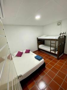 アグアチカにあるApartaestudio Villa Mary-Aguachicaのベッドとテーブルが備わる部屋