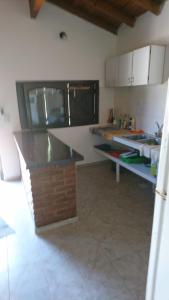 - une cuisine avec un comptoir dans une pièce dans l'établissement CASA PARA DESCANSAR, à Mar del Tuyú