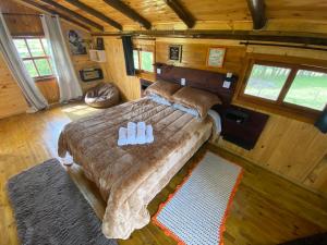 um quarto com uma cama grande num camarote em Morada das Estrelas em Cambará