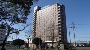 都城的住宿－Hotel Alpha-One Miyakonojo，一座大建筑,上面有标志
