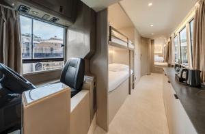 ein Zugzimmer mit einem Bett und einem Fenster in der Unterkunft The Bus Collective in Singapur
