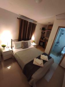 een slaapkamer met een bed met twee handdoeken erop bij Johnson house in Rafina