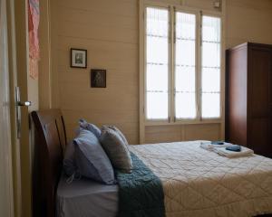 Katil atau katil-katil dalam bilik di Rumah Nizar (next to Ngarai Sianok)