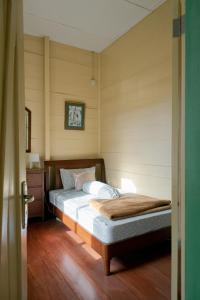 um quarto com uma cama num quarto em Rumah Nizar (next to Ngarai Sianok) em Bukittinggi