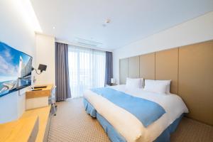 Postel nebo postele na pokoji v ubytování Hotel Whistlelark Jeju