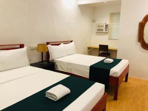 Cette chambre comprend deux lits et un bureau. dans l'établissement Santander Pebble Beach Resort, à Santander
