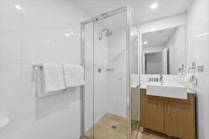 Un baño de APX World Square
