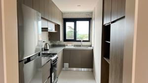 a small kitchen with a sink and a window at Remanso de Mar in Mar del Plata