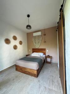 um quarto com uma cama num quarto em Casa Delia Hotel Downtown em Bacalar