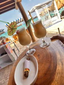 a plate with two glasses of drinks on a table at B & B MAGGY_BEACH in Playa Blanca
