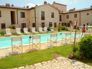 Basen w obiekcie Tower Apartment in Tuscany near San Gimignano lub w pobliżu