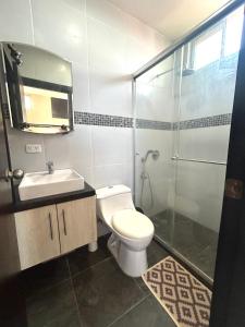 een badkamer met een toilet, een wastafel en een douche bij Kattyapartament Chipipe Salinas in Salinas