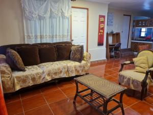 uma sala de estar com um sofá e uma mesa em Casa interior Playa Brava em Iquique