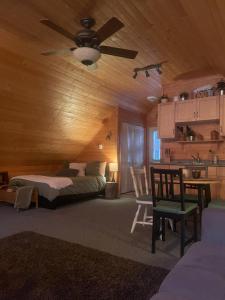 Tempat tidur dalam kamar di The Loft at Nature's Getaway Mountain Resort