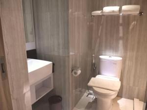 Bilik mandi di Surabaya River View Hotel