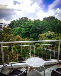 balkon ze stołem, krzesłami i drzewami w obiekcie Langkawi Lagoon Resort Seaview w mieście Pantai Cenang