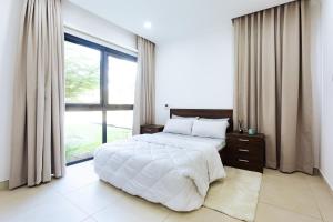 ein Schlafzimmer mit einem großen Bett und einem großen Fenster in der Unterkunft Incredible 2 Bedroom Space Available in Accra