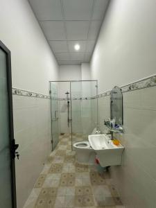 a bathroom with a toilet and a sink at Khách Sạn Vinhomes Huỳnh Hotel in Ben Tre