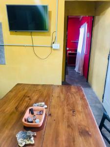 una mesa de madera con una bandeja encima de una mesa en El CAMPITO, en Cruz de Caña