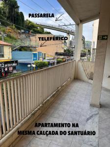 einen Balkon eines Gebäudes mit Stadtblick in der Unterkunft Apartamento na rua do Santuário in Aparecida