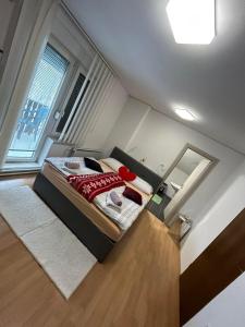 Apartments and Wellness Ščavničar في ليوتومير: غرفة نوم بسرير كبير ومرآة