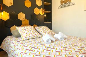 1 dormitorio con 1 cama con toallas en l'Aiguille Creuse - Proche Plage - St Vincent, en Le Havre