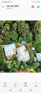 Lushoto的住宿－Galapagos Homestay，森林中房屋的空中景观