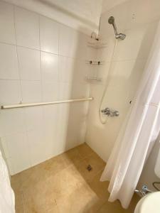 ラス・グルータスにあるDepto Frente a la playa, con vista al marのシャワーとトイレ付きの白いバスルーム +29枚の写真