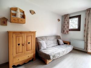 a living room with a couch and a window at Appartement Les Menuires, 2 pièces, 6 personnes - FR-1-344-818 in Les Menuires