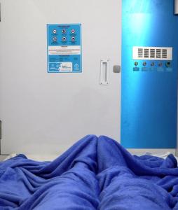 Postel nebo postele na pokoji v ubytování TAMU CAPSULE HOTEL