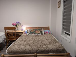 Un pat sau paturi într-o cameră la Honey Dew