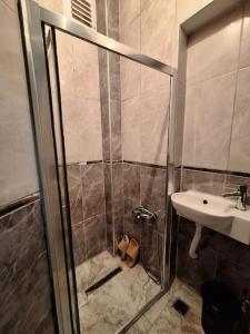 ein Bad mit einer Dusche und einem Waschbecken in der Unterkunft Amazing TaKSIM Apartment 2 in Istanbul