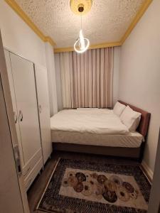 ein kleines Schlafzimmer mit einem Bett in einem Zimmer in der Unterkunft Amazing TaKSIM Apartment 2 in Istanbul