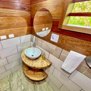 uma casa de banho com um lavatório e um espelho em Rema K A Y A K Lodge em Tena
