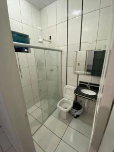 een badkamer met een douche, een toilet en een wastafel bij Casa praia alcobaca 3 quartos in Alcobaça