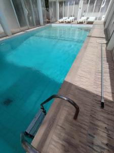 בריכת השחייה שנמצאת ב-villa a djerba או באזור