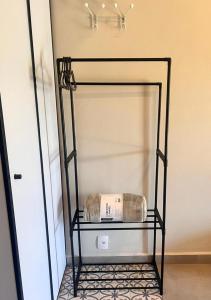 un estante de metal con un libro. en LAS ROZAS Parador, en Praia do Rosa