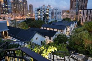 vista su una città di notte con edifici di Heritage Lodge a Hong Kong