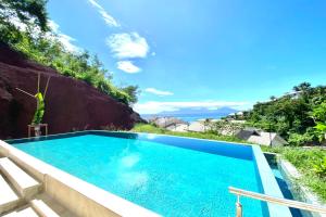- une piscine dans une villa avec vue sur l'océan dans l'établissement Pacific cosy home Bougainvilliers, à Punaauia