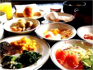 un montón de platos de comida en una mesa en Kanazawa City Hotel en Kanazawa