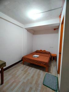 Habitación pequeña con cama en el medio. en AUNORA ROOMS with AC, 