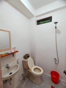 A bathroom at AUNORA ROOMS with AC