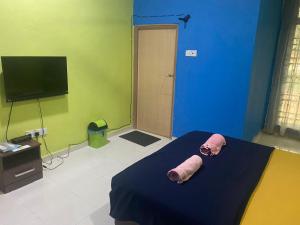 a room with a bed with blue and green walls at KOTOKOH INN in Machang