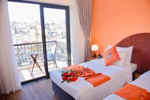 Postel nebo postele na pokoji v ubytování Sapa Legacy Hotel